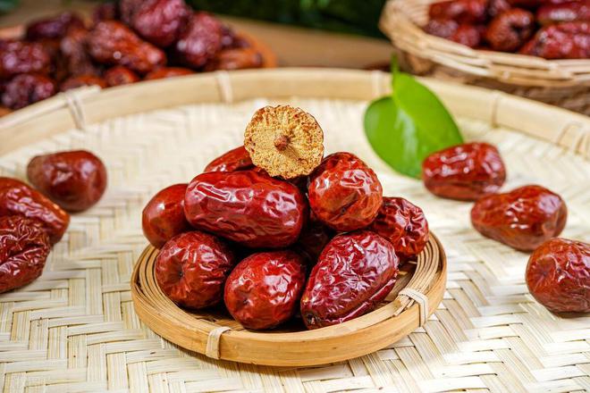 老年人吃紅棗補(bǔ)氣血，生吃還是熟吃好？